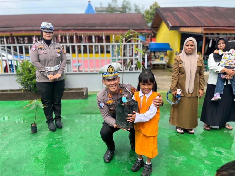 Tanam Pohon Sejak Dini, Polres Inhil Didik Anak Peduli Alam
