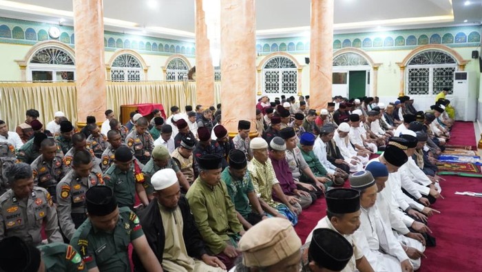 Gerakan Subuh Berjamaah, Polda Riau Ajak Warga Perkuat Kamtibmas dan Kepedulian Lingkungan