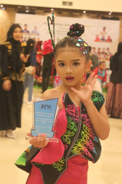 Dari Tembilahan ke Panggung Internasional, Shaqilla Azzahra Curi Perhatian di IRFW Season 2
