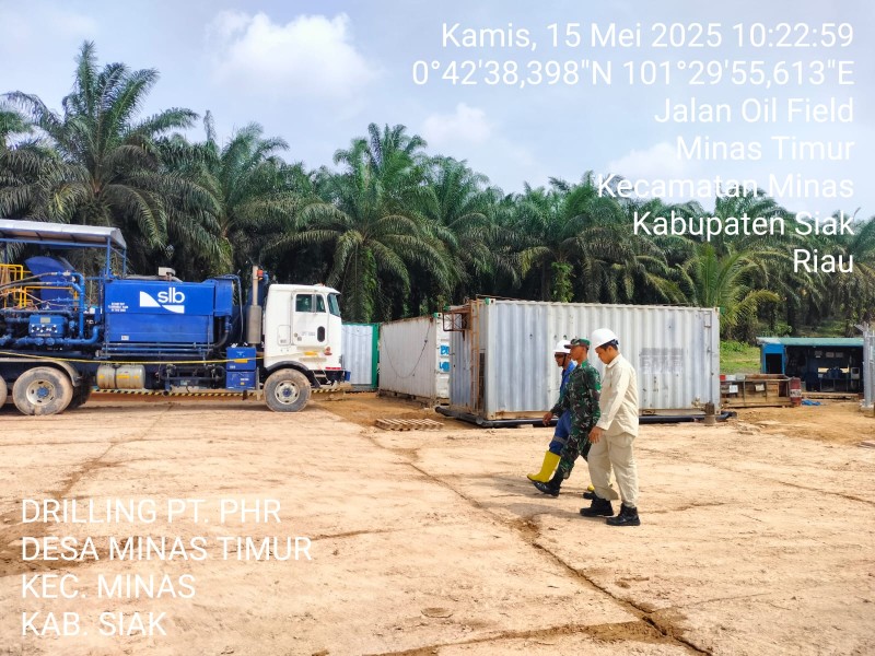 Babinsa Koramil 03/Minas Intensifkan Patroli di Lokasi Vital Pengeboran PT PHR, Sampaikan Pesan Keamanan dan Kondusifitas