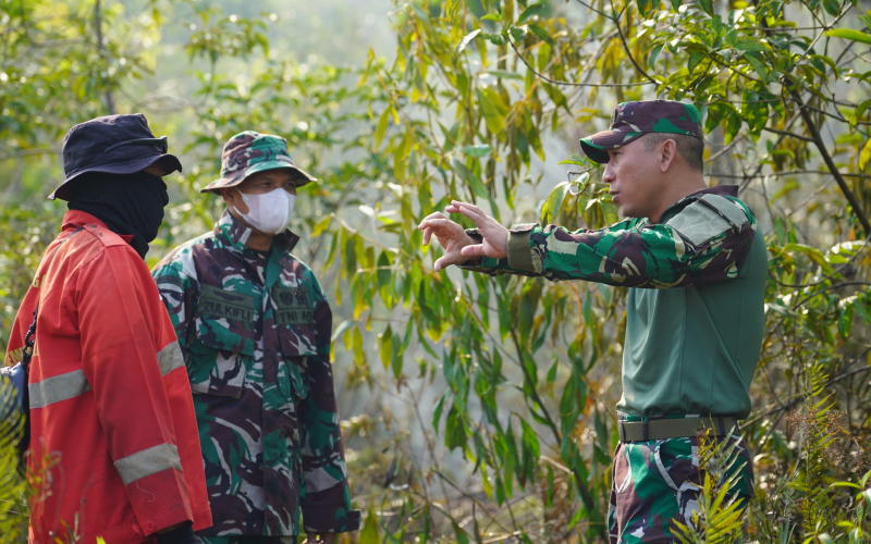 Letkol Arm Herman Santoso Tinjau Langsung Karhutla, Pastikan Pemadaman Berjalan Maksimal