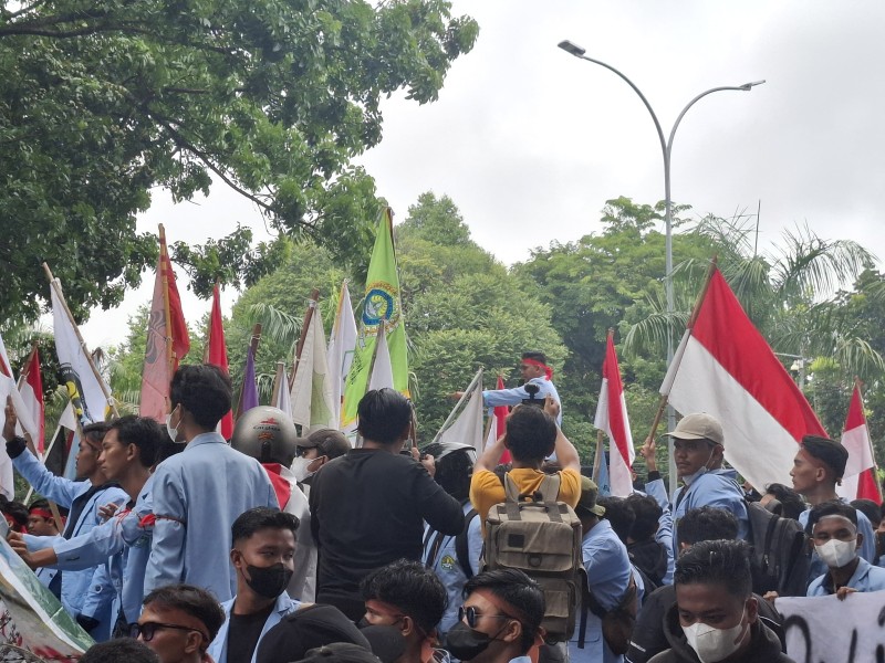 Demo di DPRD, Ribuan Mahasiswa Riau Minta Khariq Anhar Dibebaskan dari Tahanan Polda Metro Jaya