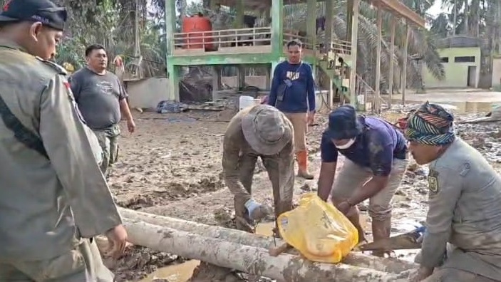 Diutus Khusus Oleh Plt Gubri SF Hariyanto, Satpol PP Riau Pulihkan Masjid Babusaalam Aceh Tamiang Pasca Bencana