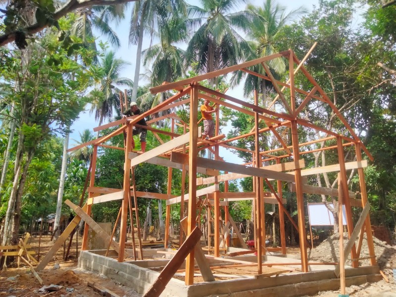 Kerangka Rumah Berdiri Kokoh, Satgas TMMD ke-129 Kodim 0102/Pidie Wujudkan Harapan Baru Umar Amin