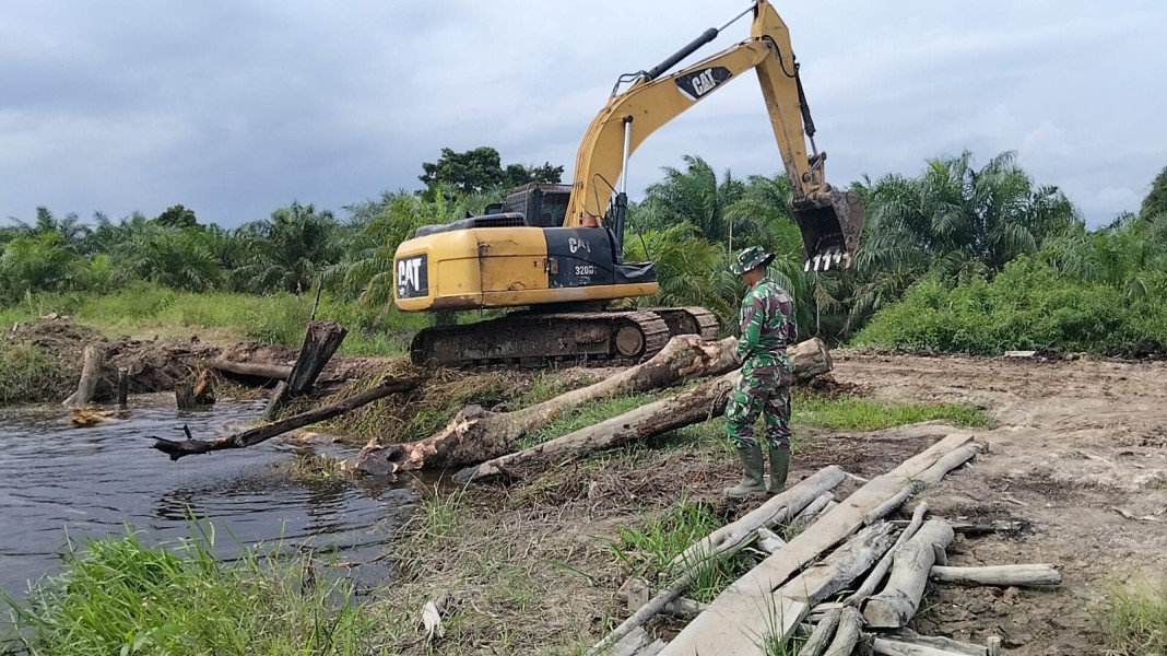 Sasaran Fisik TMMD Ke-129 Kodim 0313/KPR, Di Kebun Gunakan Alat Berat Untuk Peningkatan Badan Jalan 2.5 KM x 5 Meter