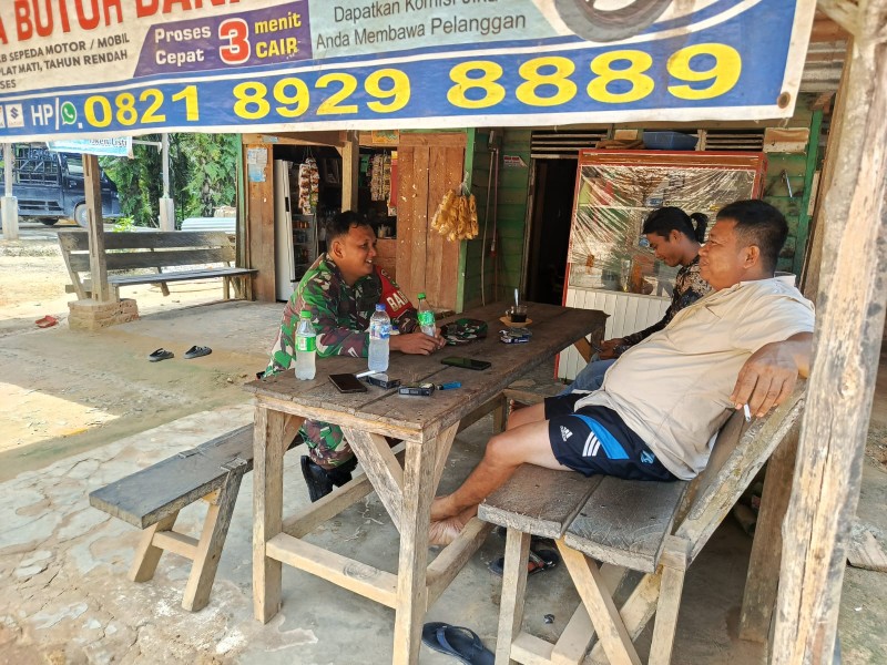 Babinsa Serda Haris Sandya Pratama Gelar Komsos Kesehatan di Desa Muara Kelantan