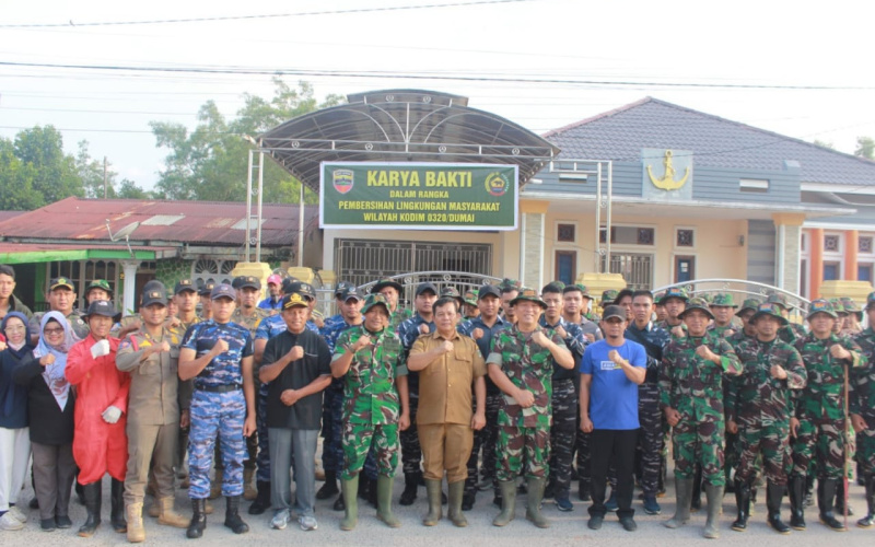 Jajaran TNI Kodim 0320 Dumai Gelar Karya Bakti Bersihkan Parit
