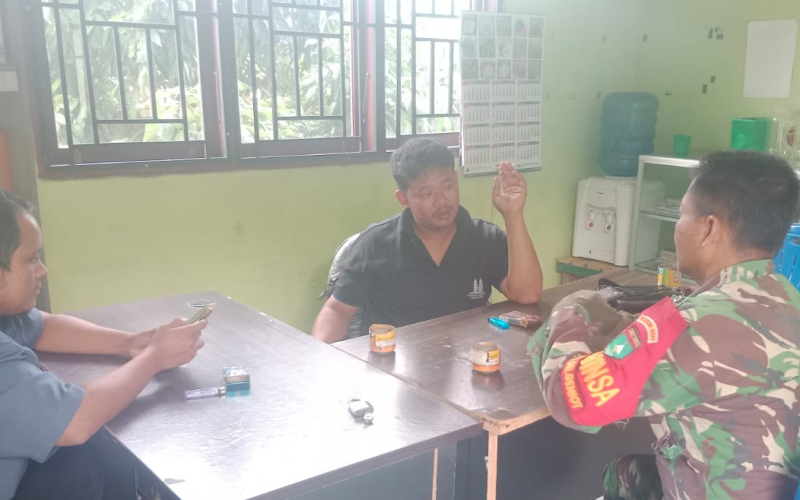 Babinsa Koramil 03 Sungai Sembilan Jalin Silaturahmi Lewat Komsos di Sungai Geniot