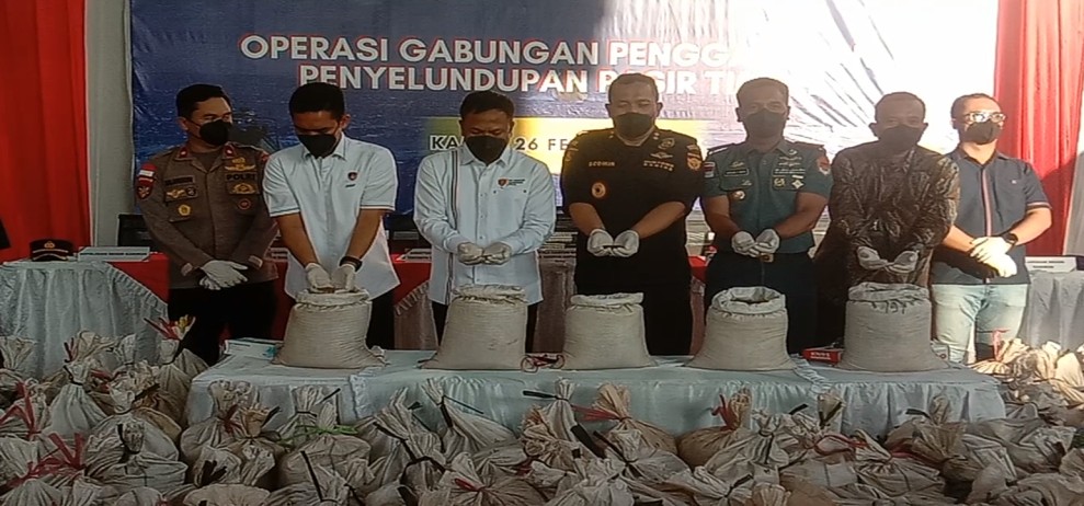 Aparat Gabungan Bea cukai Dan Bareskrim Polri Gagalkan Penyelundupan Pasir Timah 16 Ton di Bintan
