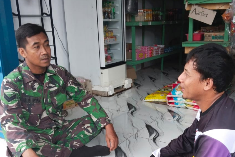 Babinsa Koramil 03/SS Serap Informasi Warga Melalui Komunikasi Sosial