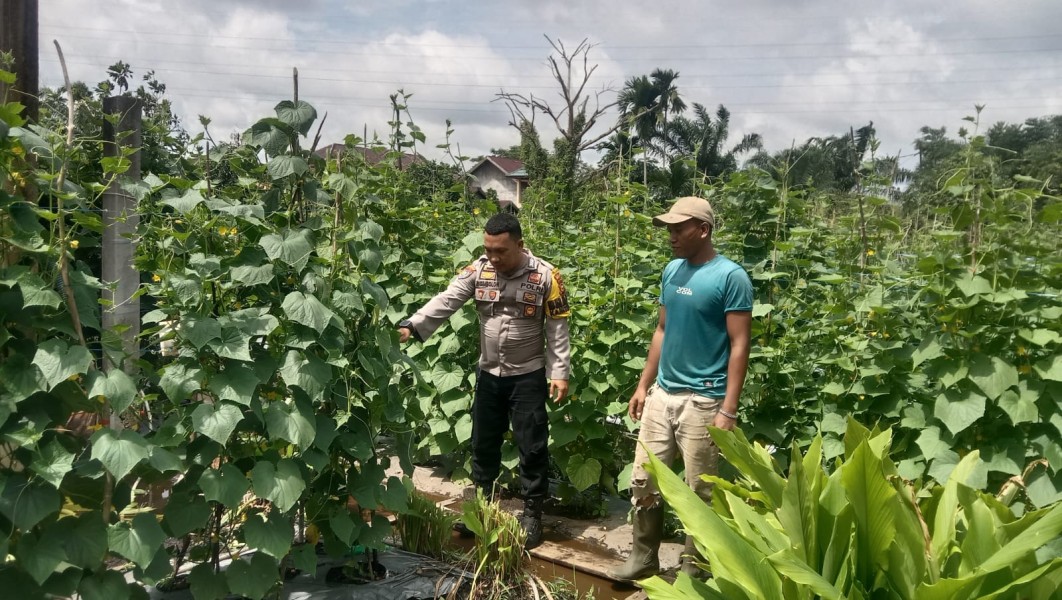 Bripka Polmar Sambangi Petani, Pastikan Lahan Pertanian Aman dan Produktif