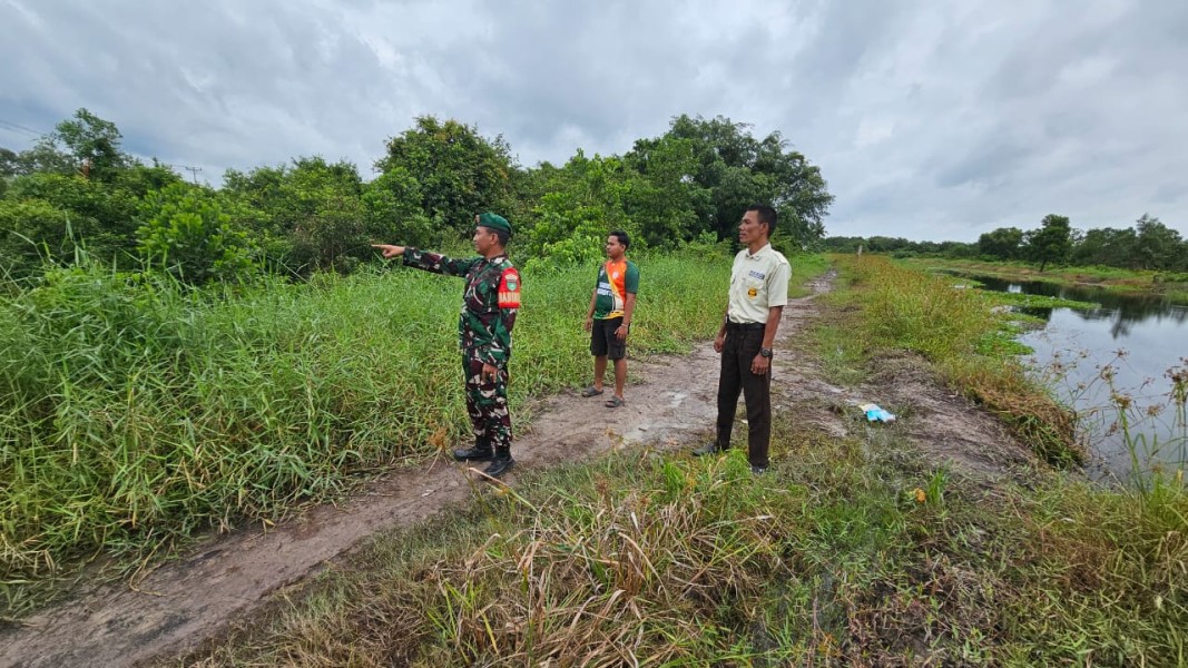 Sertu Lendi Piter Laksanakan Patroli Tapal Batas Cegah Karhutla di Desa Air Tawar