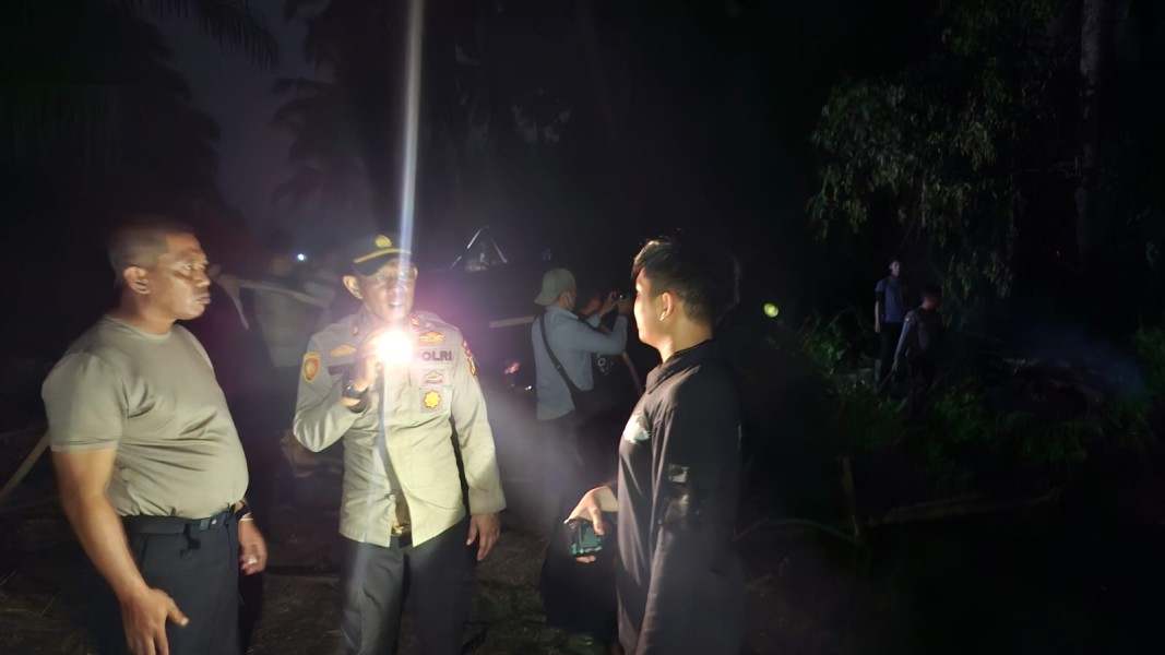 Api Reda, Perjuangan Belum Usai! Kapolres Inhil dan Tim Gabungan Pilih Bermalam Demi Pastikan Karhutla Benar-Benar Padam