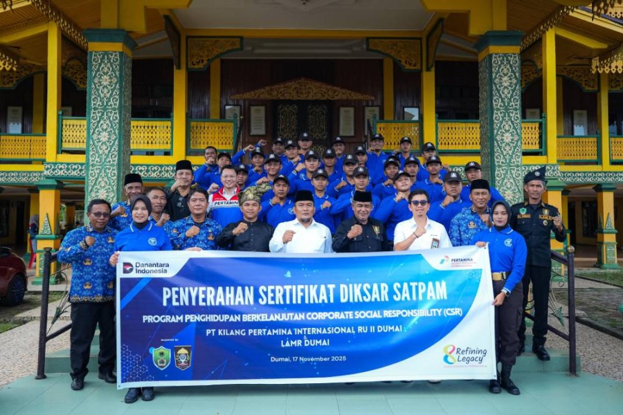 Dorong Kemandirian Tenaga Kerja Lokal, Wawako Dumai Serahkan Sertifikat Diksar Satpam