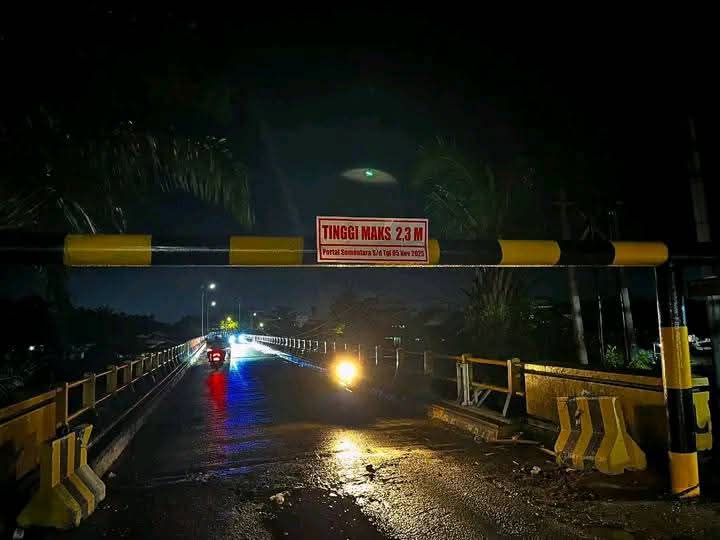 Mulai Dibuka Hari Ini, Jembatan Ujung Batu Dipasang Portal Pembatas Truk
