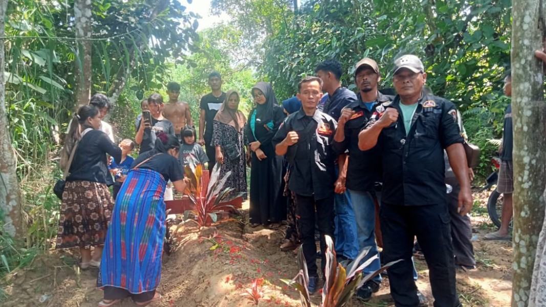 Ketua PAC GRIB Jaya Minas Turun Langsung Dampingi Proses Persemayaman hingga Pemakaman Korban Kecelakaan di Minas Barat
