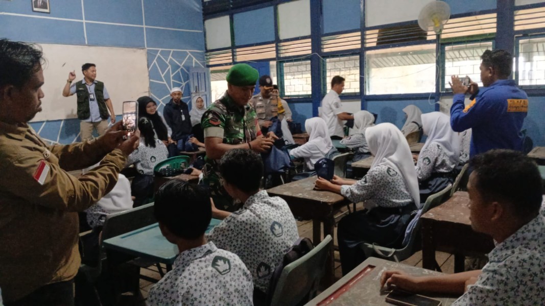 Babinsa Koramil 06/Kateman Dampingi Kegiatan Program Makan Sehat Bergizi