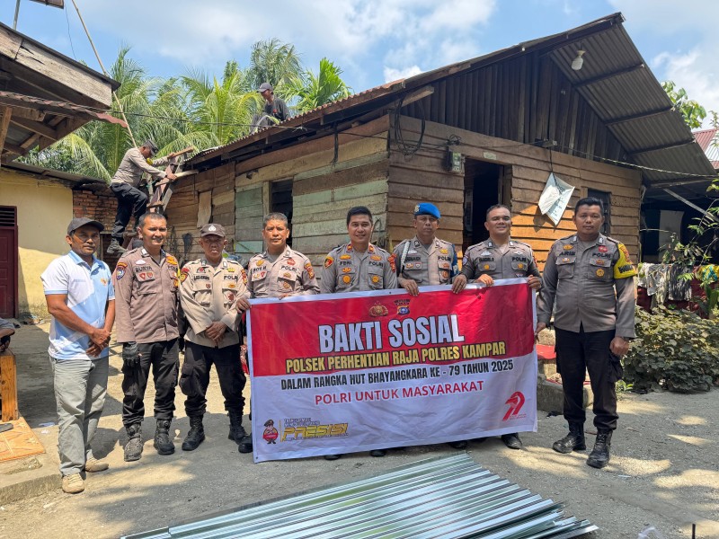 Sentuhan Kemanusiaan di Hari Bhayangkara Ke 79, Polsek Perhentian Raja Perbaiki Rumah Warga Kampung Pinang!