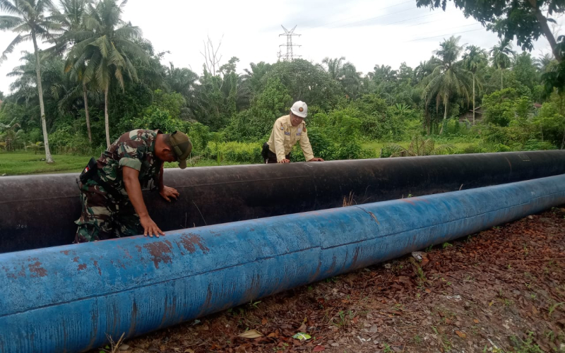 Sinergi Babinsa dan Masyarakat Jaga Keamanan di Wilayah Pipa Minyak