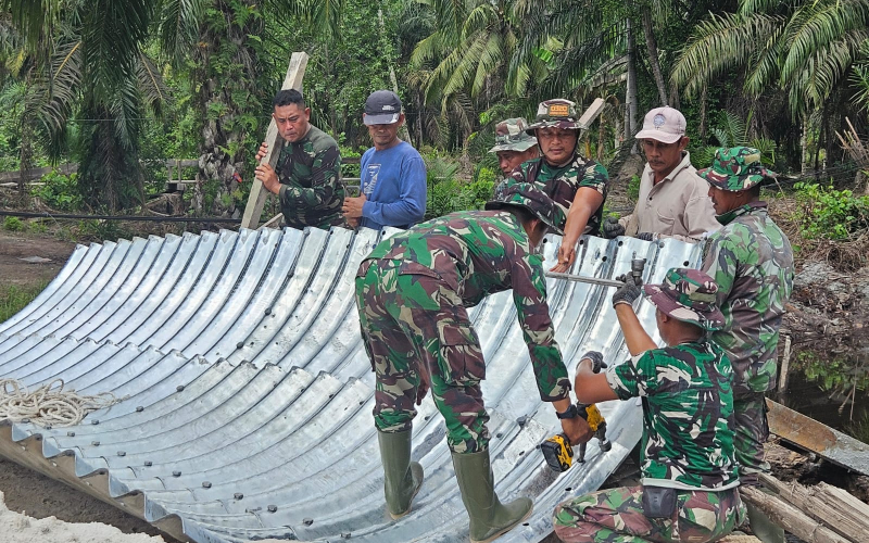 Personel Kodim 0320 Dumai Terus Kebut Pembangunan Dua Jembatan Armco di Sungai Sembilan