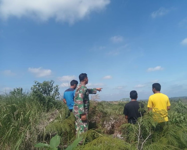 Babinsa Serda Wiky Hendri Septa Laksanakan Patroli Karhutla di Teluk Lancang, Kondisi Aman dan Terkendali