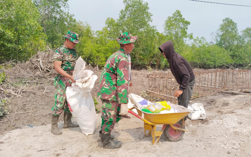 TNI Bersama Warga Lanjutkan Pembangunan Jembatan Penghubung Tanjung Penyebal–Basilam Baru