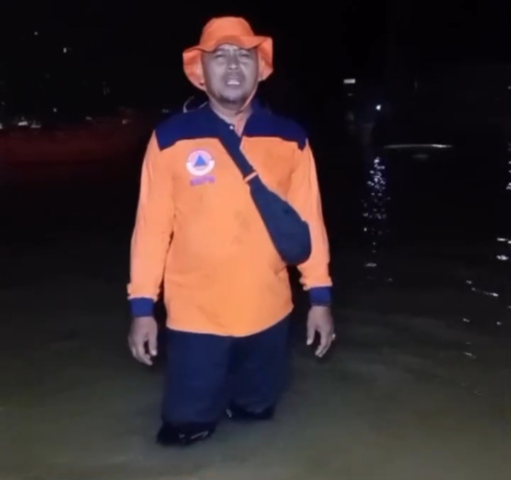 Banjir Meningkat, BPBD Inhil Evakuasi Warga Desa Lubuk Besar di Tengah Dini Hari