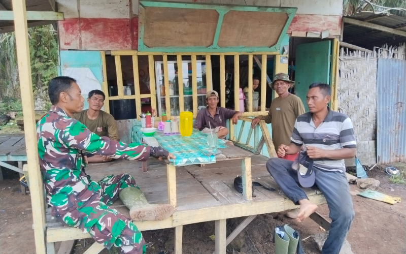 Koramil 03 Sungai Sembilan Laksanakan Komsos, Serda Erwan Sambangi Warga Tanjung Penyembal