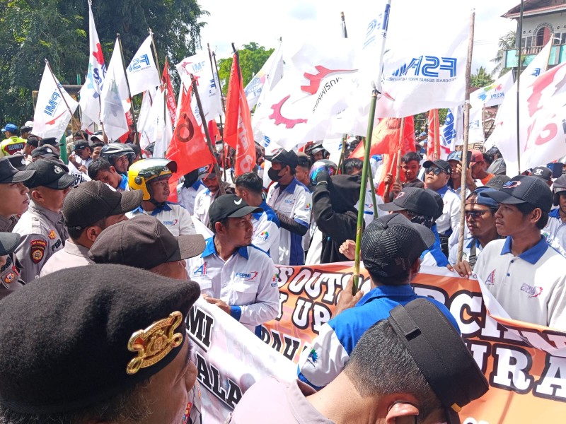 Unjuk Rasa FSPMI Pelalawan Ricuh, Anggota Serikat Dipukul Oknum Security PT RAPP