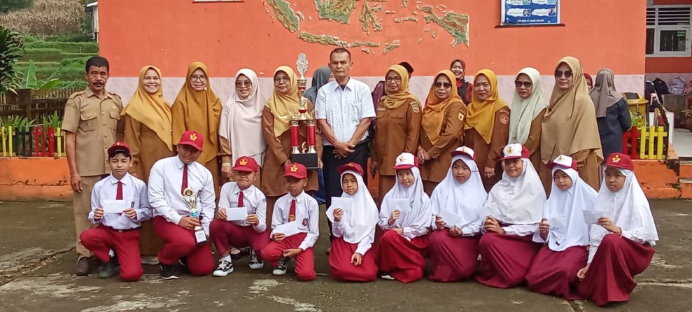 10 Anak Berprestasi Terima Reward dari Inisiator Pemerhati Pendidikan