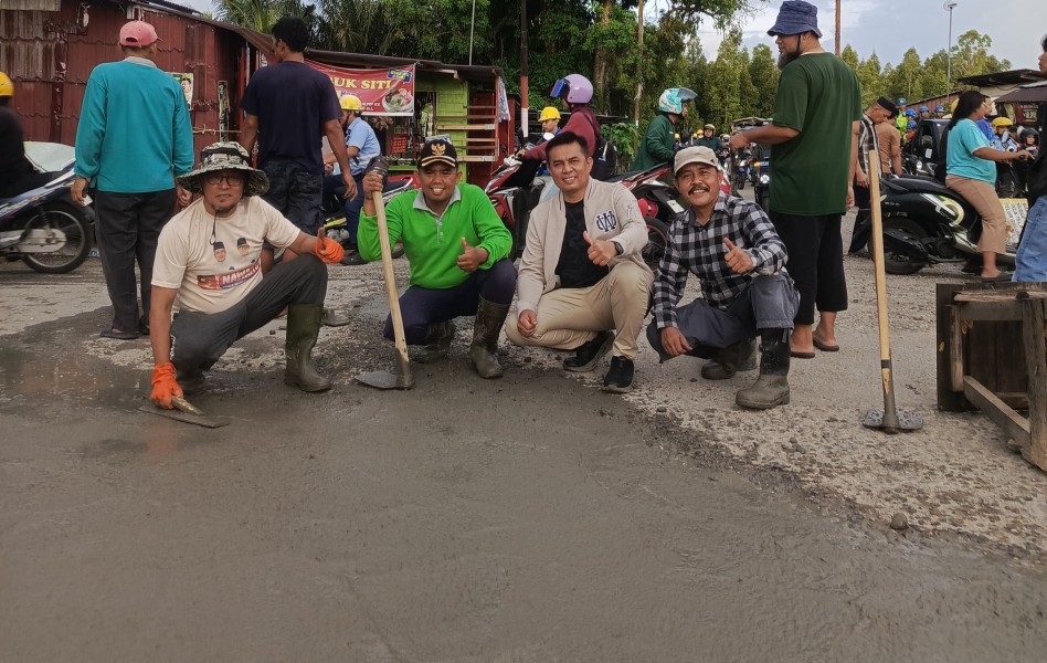 Delvi Suseno Turun Langsung Perbaiki Jalan Berlubang di Perawang, Gunakan Dana Pribadi Demi Kepentingan Warga