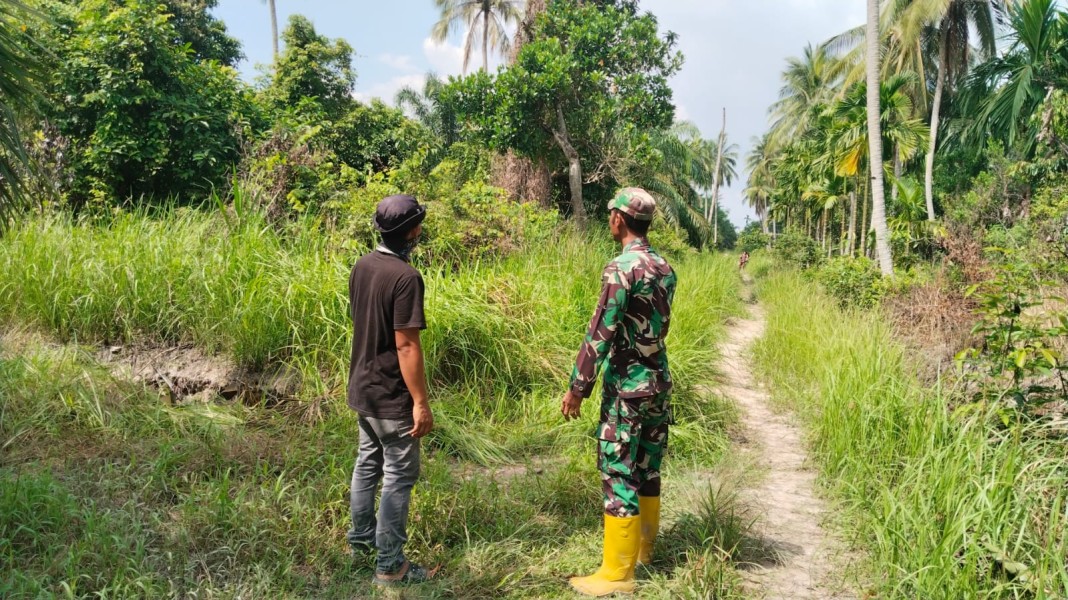 Antisipasi Karhutla, Serda Erwan Sisir Lahan Rawan dan Sosialisasikan Sanksi Pembakaran Hutan