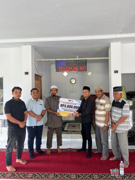 Kepedulian Nyata Direktur Utama PT Gren Palma Riau Jaya, Pebriyan Winaldi Berikan Bantuan Tunai Mesjid Nur Hidayah di Kampung Pinang Perhentian