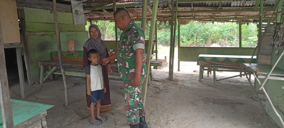Babinsa Sertu Sahidin Laksanakan Pengecekan Anak Stunting di Kampung Tualang, Siak