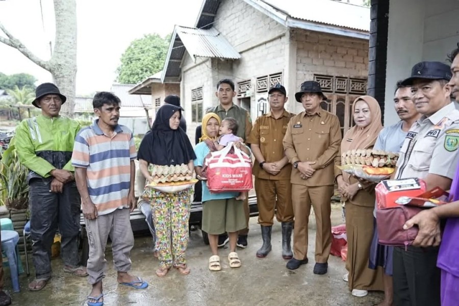 Desa Sungai Akar Terdampak Banjir, Sekda Inhu Turun Berikan Bantuan