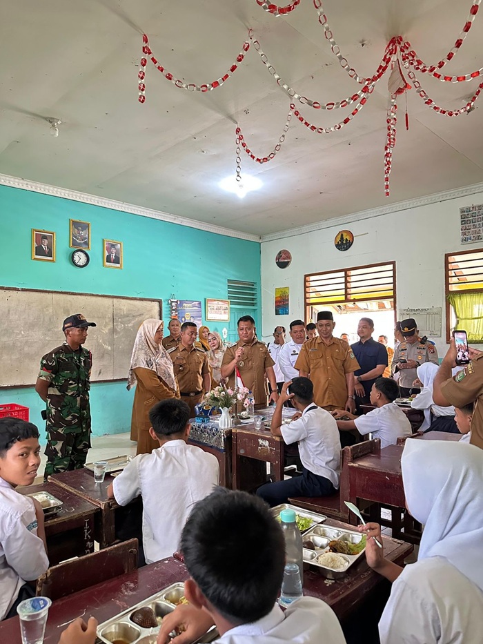 Wabup Asahan Tinjau Program Makan Bergizi Gratis di UPTD SMP Negeri 2 Silau Laut