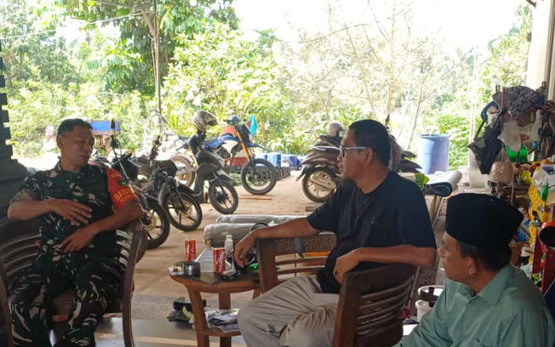 Babinsa Koramil 02/Bukit Kapur Gelar Komsos Dukung Hibah Lahan Pembangunan di Gurun Panjang