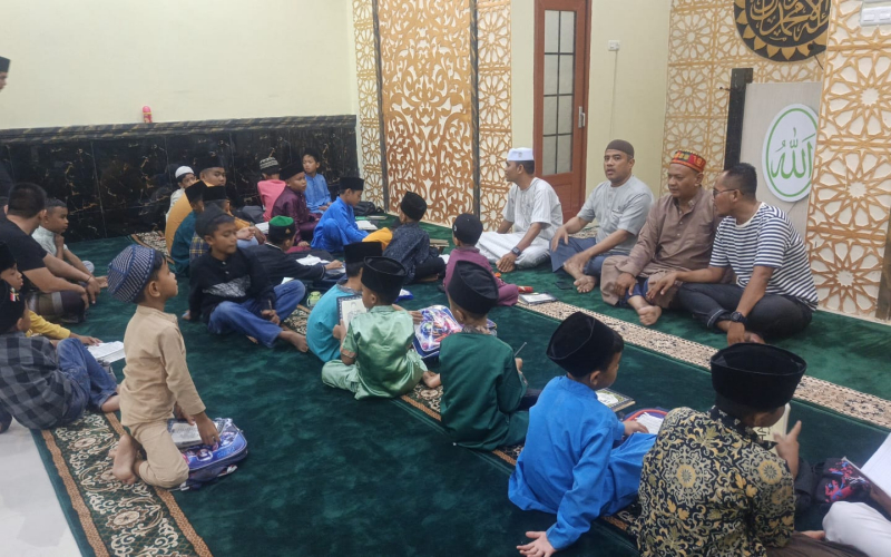 Polsek Binawidya Hidupkan Suasana Religius, Anak-anak Rutin Mengaji di Mushalla An-Nusirwan