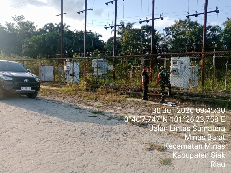 Babinsa Risman Girsang dan Sriwahyudi Patroli Penguatan Binter SKK Migas PT PHR, Situasi Minas Field Aman Terkendali