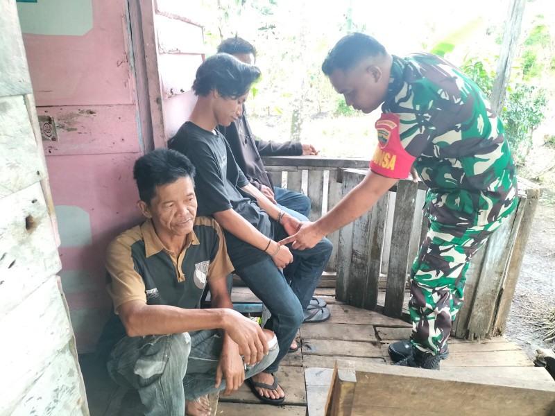Babinsa Kelurahan Tagaraja Imbau Warga Jaga Kesehatan di Tengah Cuaca Tak Menentu