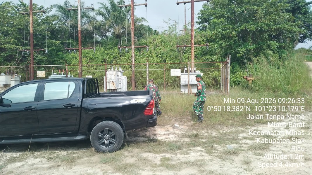 Babinsa Koramil 03/Minas Pelda Benriyadi dan Sertu Joko Purnomo Patroli Area Minas Field, Perkuat Keamanan dan Komsos dengan Warga