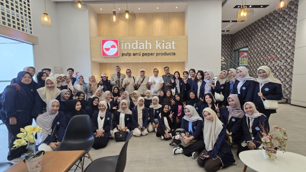 Mahasiswa Administrasi Bisnis Internasional Polbeng Kunjungi PT Indah Kiat Pulp & Paper