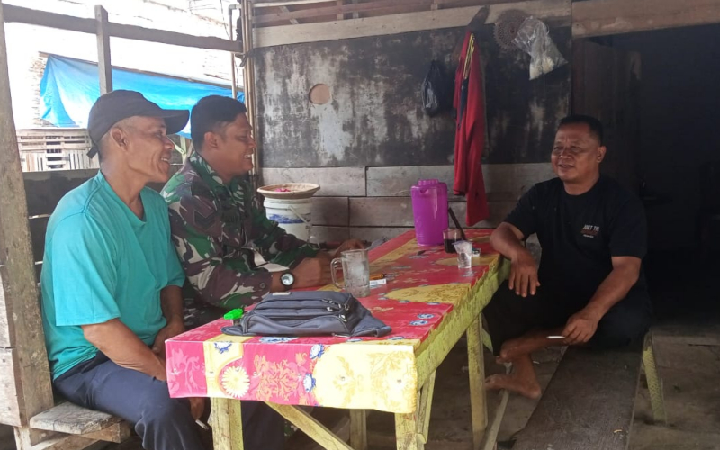 Pererat Hubungan dengan Warga, Babinsa Sungai Sembilan Gelar Komsos