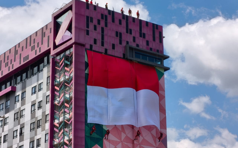 Meriahkan HUT RI ke-80, Pelindo Dumai Hadiri Pengibaran Merah Putih Raksasa di The Zuri Hotel