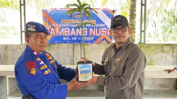 Program JALUR Polda Riau Sambang Warga Pesisir dan Tanam Pohon di Dumai