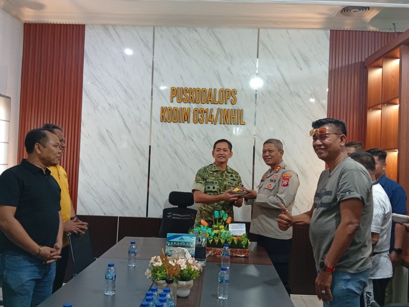 Kapolres Indragiri Hilir Beri Kejutan Ulang Tahun ke-42 untuk Dandim 0314/Inhil, Perkuat Sinergitas TNI–Polri