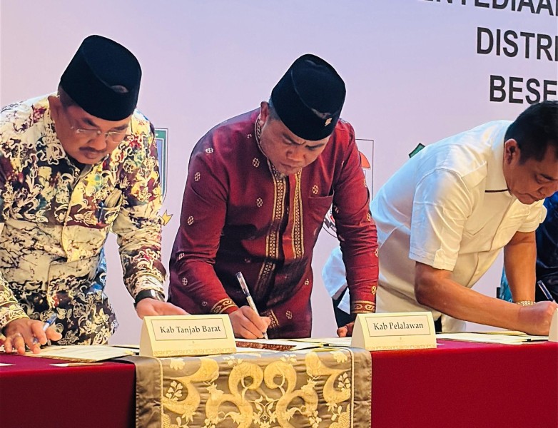 Bupati Pelalawan Tandatangani MoU Pembangunan Jaringan Gas Rumah Tangga Tahap II