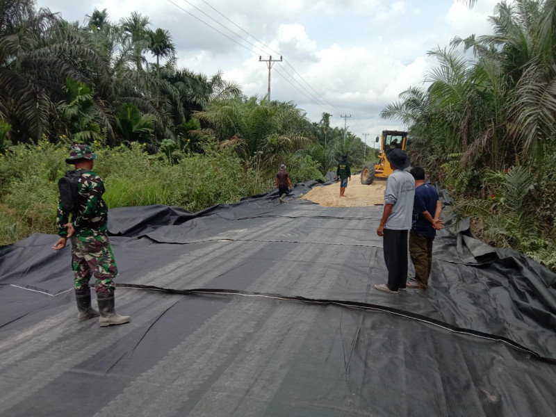 Pra TMMD ke-123, Personel Kodim 0314/Inhil Bahu Membahu Bangun Jalan Poros Mumpa - Karya Tunas Jaya