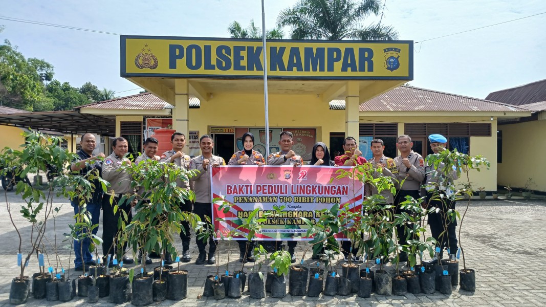 Menjelang Hari Bhayangkara ke-79:  Polsek Kampar Lestarikan Lingkungan dengan Penanaman 50 Bibit Pohon Unggul!