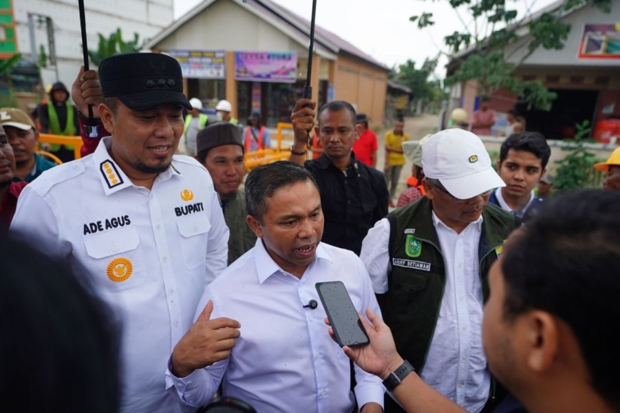 Komitmen Benahi Infrastruktur, Gubri Abdul Wahid Pantau Perbaikan Jalan Cerenti–Air Molek
